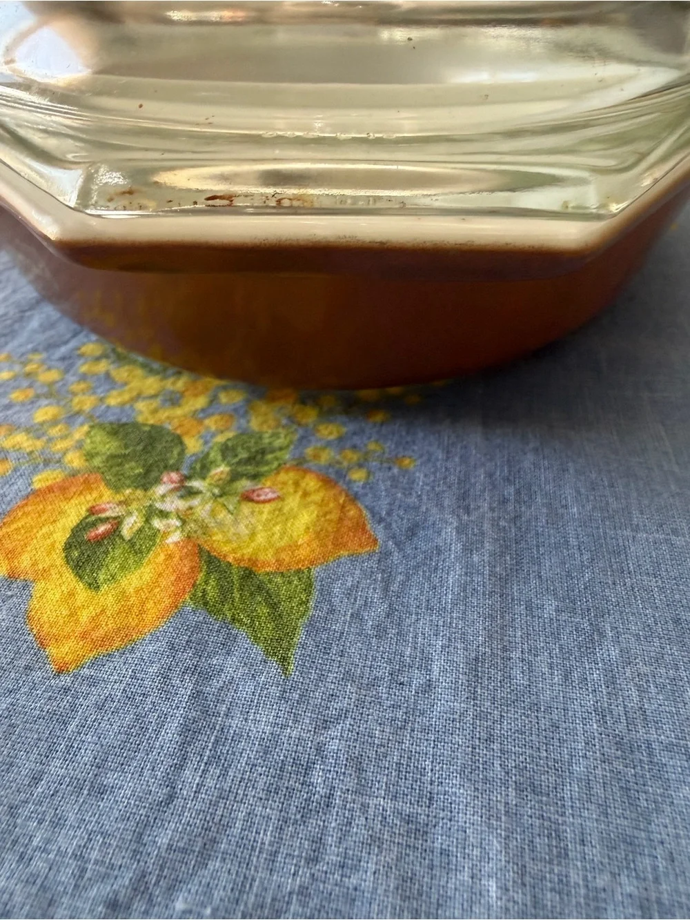 Pyrex Brown Glass Casserole Dish with Clear Lid vintage - Picture 3 of 11